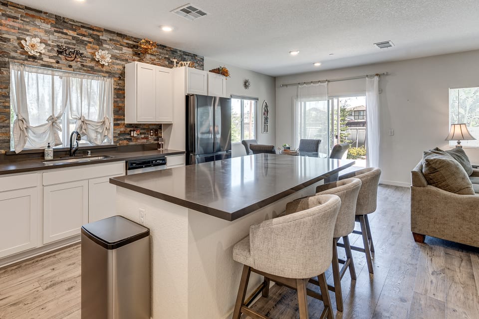 Private Pool & Yard! Family Getaway in Stockton House in Stockton
