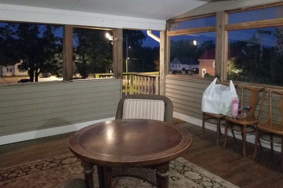 Steps to Nauvoo Temple! 2-Unit Family Combo Apartment in Nauvoo