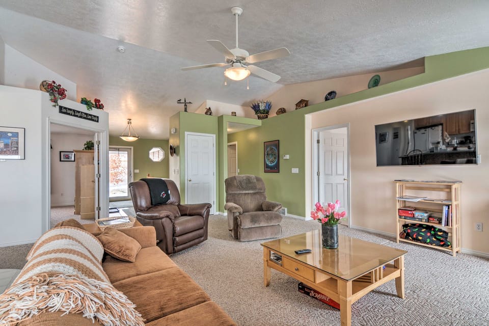 ATV Trail Access & Mtn Views! 2-Unit Group Retreat House in Utah