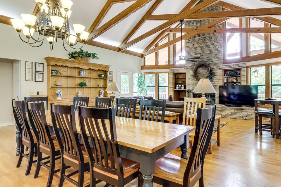 Access to 3 Pools, Private Hot Tub! Gatlinburg Gem House in Gatlinburg