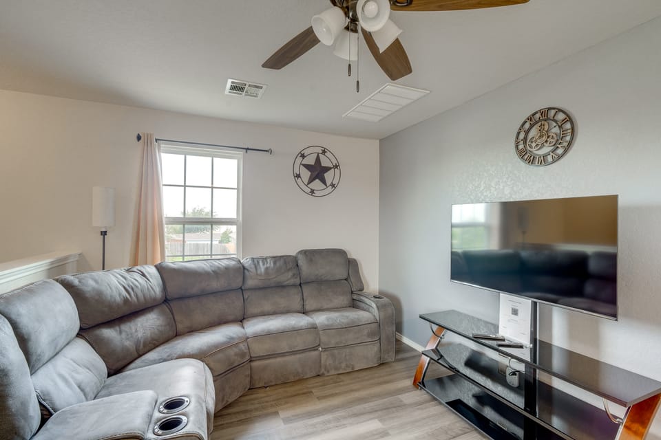 8 Mi to Dtwn! Extended Stay in San Antonio w/ Yard House in San Antonio