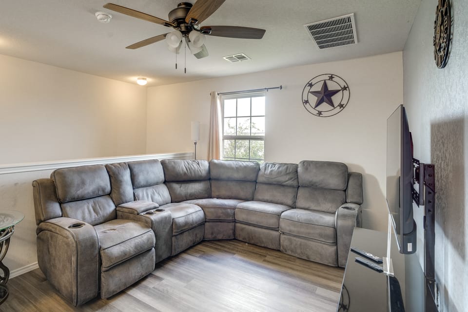8 Mi to Dtwn! Extended Stay in San Antonio w/ Yard House in San Antonio