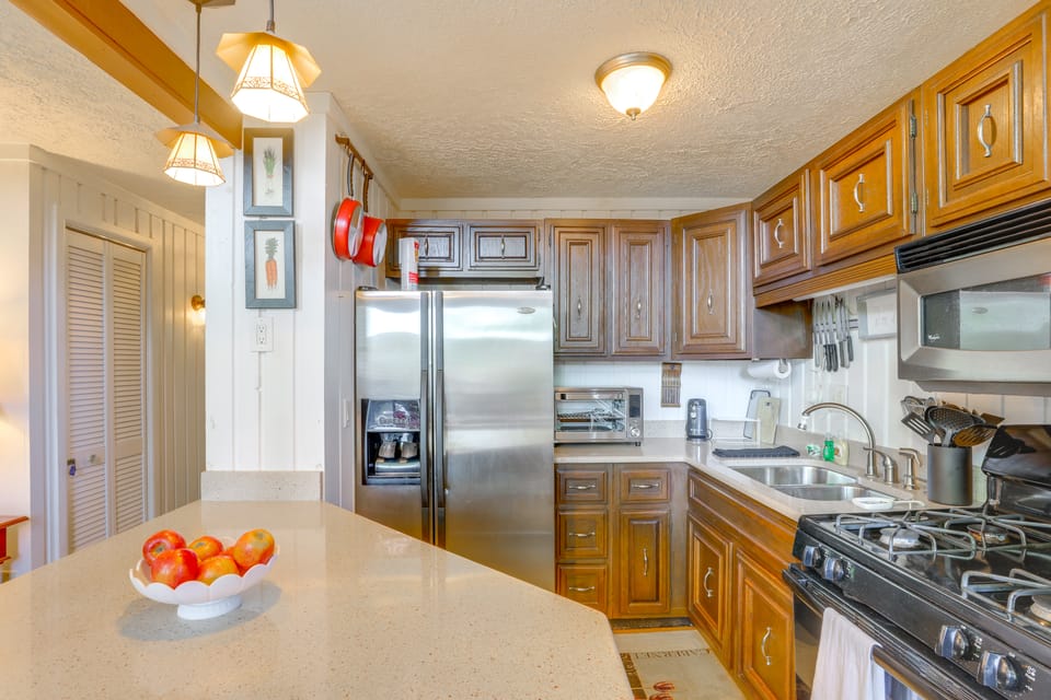 Decks, Mtn Views & Large Yard! Close to Slopes Apartment in Beech Mountain