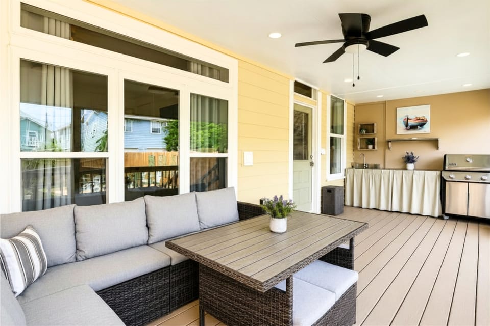1 Block to Beach: Fire Pit, Outdoor Kitchen, Bikes House in Galveston Island