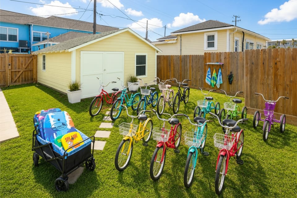 1 Block to Beach: Fire Pit, Outdoor Kitchen, Bikes House in Galveston Island