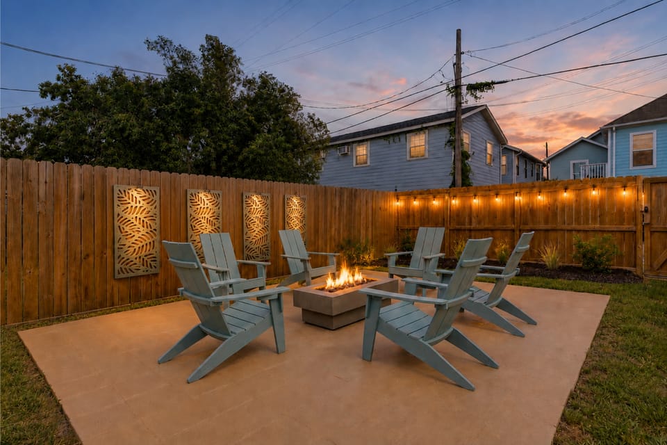 1 Block to Beach: Fire Pit, Outdoor Kitchen, Bikes House in Galveston Island