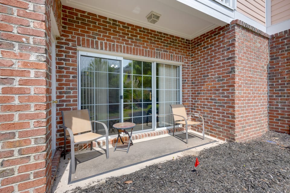 Condo w/ Pools! 5 Mi to Broadway at the Beach Apartment in Myrtle Beach