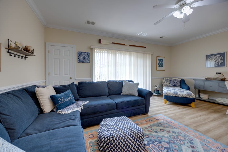 Condo w/ Pools! 5 Mi to Broadway at the Beach Apartment in Myrtle Beach