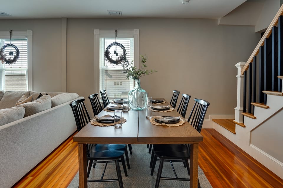 5 Mi to Boston & Airport! Townhome w/ Skyline View Apartment in Chelsea