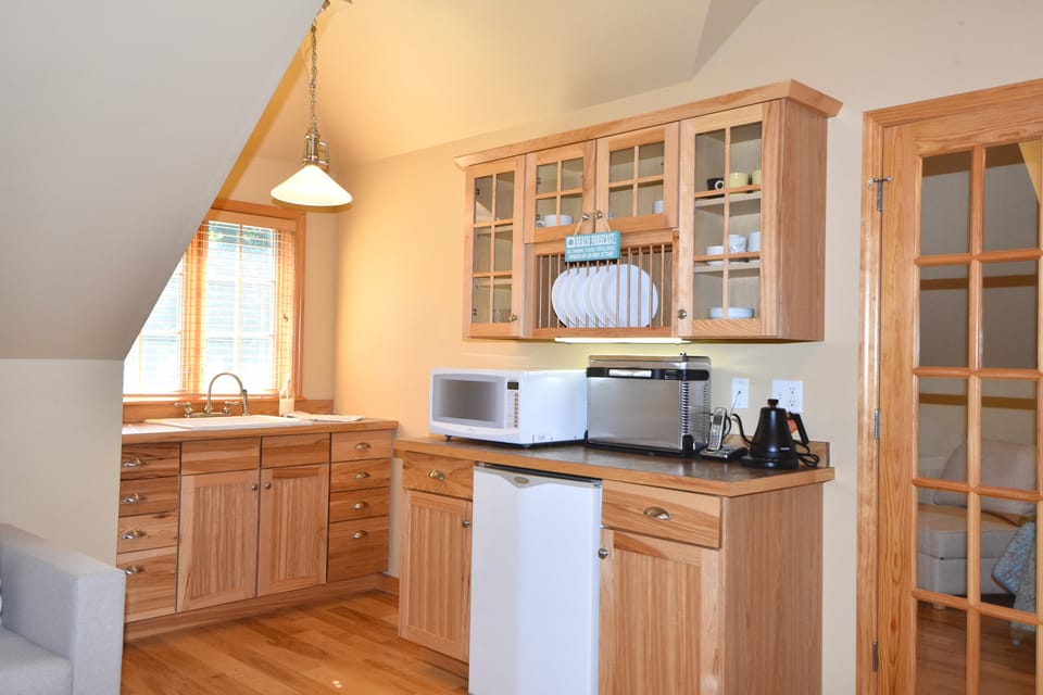Dock Access! Charming Lake Champlain Carriage Home Apartment in Lake Champlain