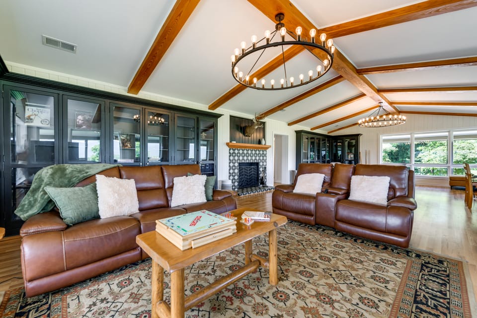 32-Acre Escape w/ Trails & Games! Gateway to GSMNP House in Tennessee