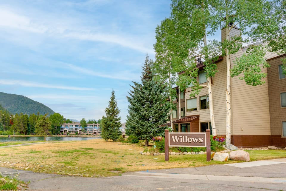 Keystone Lakefront Retreat! Pool & Hot Tub Access Apartment in Keystone