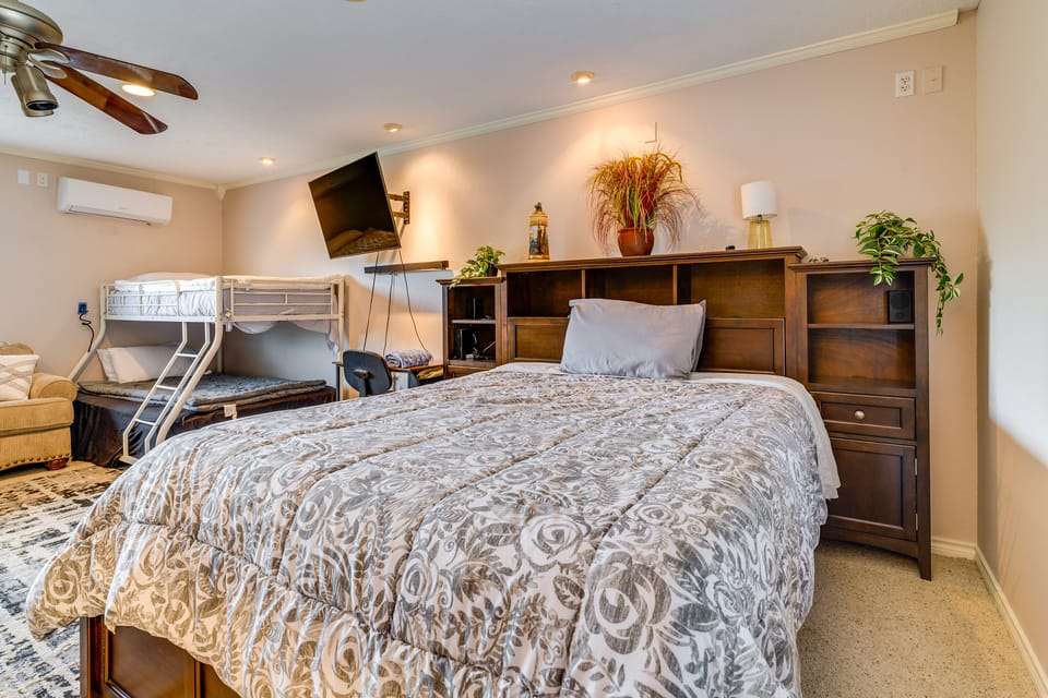 Shared Game Area! Tomball Apt 7 Mi to Downtown Apartment in The Woodlands