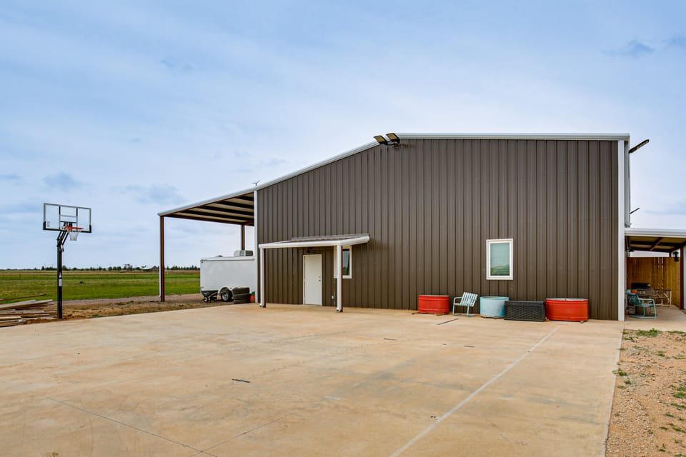 9 Mi to Dtwn: Barndominium in Lubbock House in Texas