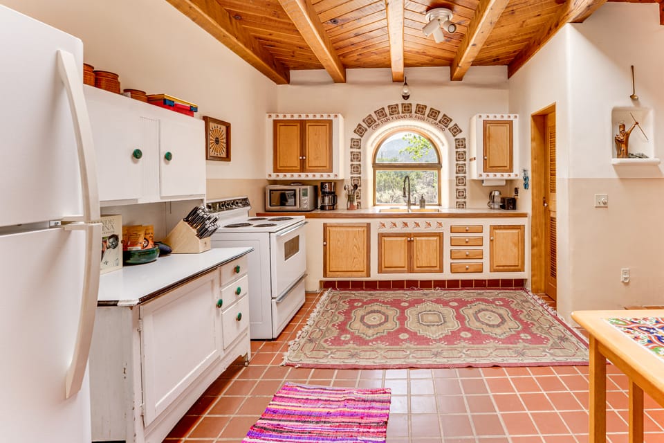 Traditional Taos Adobe Casita: Comfortable & Quiet Cottage in Taos