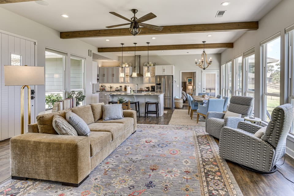 Modern Lake House with Beautiful Shoreline House in Texas