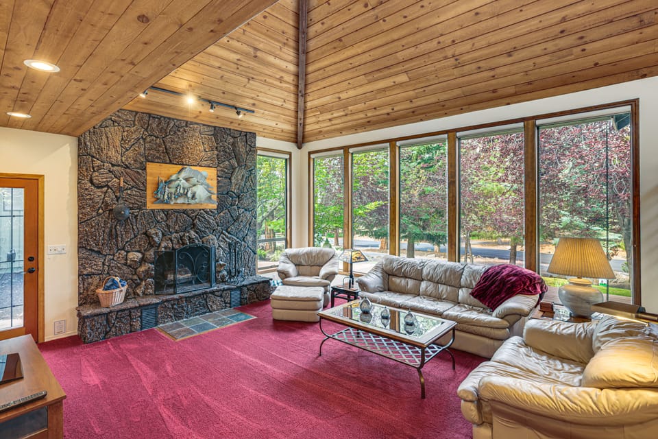 Fire Pit & Wildlife Views! Tranquil Bend Retreat House in Bend