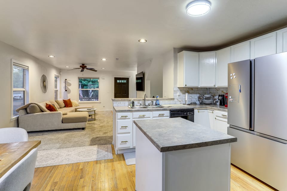 14 Mi to Dtwn Denver! Remodeled Family Retreat House in Commerce City