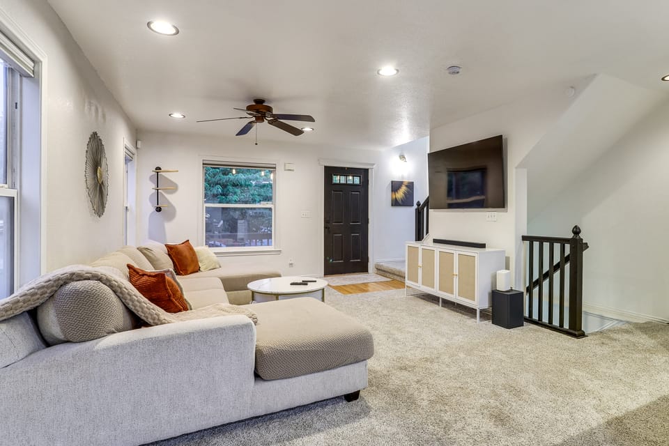 14 Mi to Dtwn Denver! Remodeled Family Retreat House in Commerce City