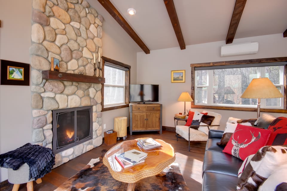 Great for Families! Woodsy Sanctuary in Mc Leod House in Montana
