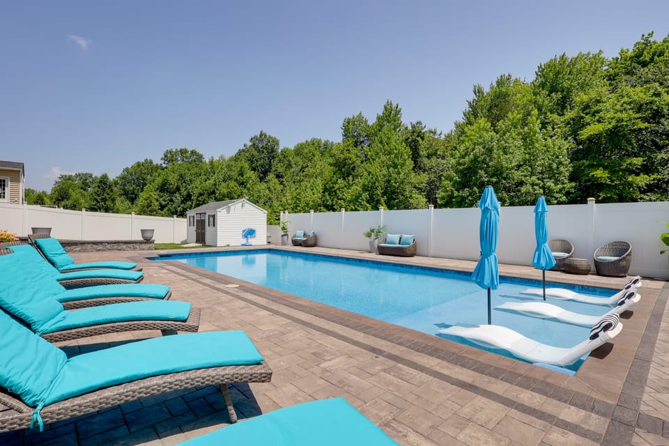 Private Deck & Shared Pool: Townsend Apartment Apartment in Delaware