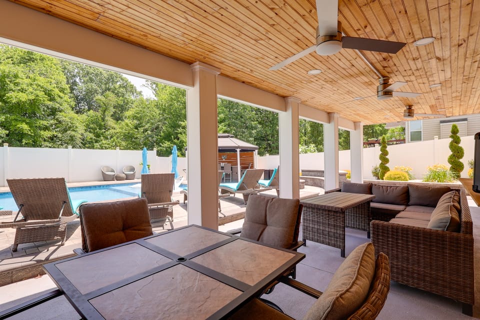 Private Deck & Shared Pool: Townsend Apartment Apartment in Delaware
