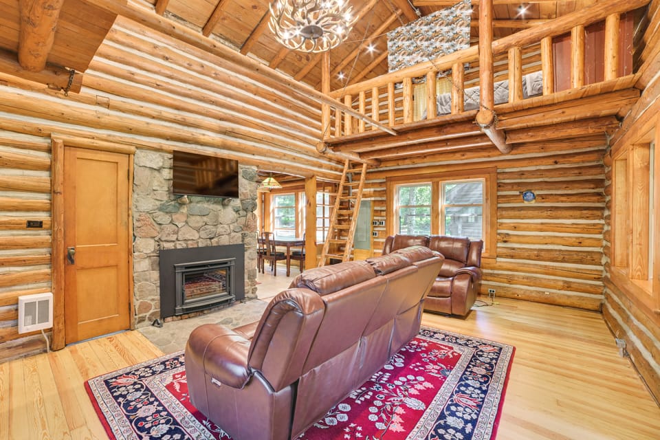 Pigeon River Escape Surrounded by State Land! House in Michigan