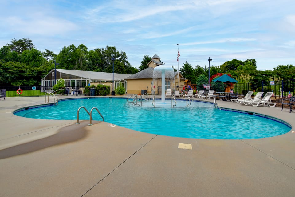 Mtn Views, Pool Access! Walkable Gem Near Parkway Apartment in Pigeon Forge