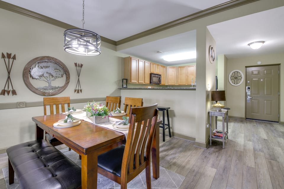 Mtn Views, Pool Access! Walkable Gem Near Parkway Apartment in Pigeon Forge