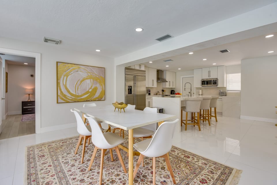 6 Mi to Siesta Beach! Extended Getaway w/ Pool House in Sarasota
