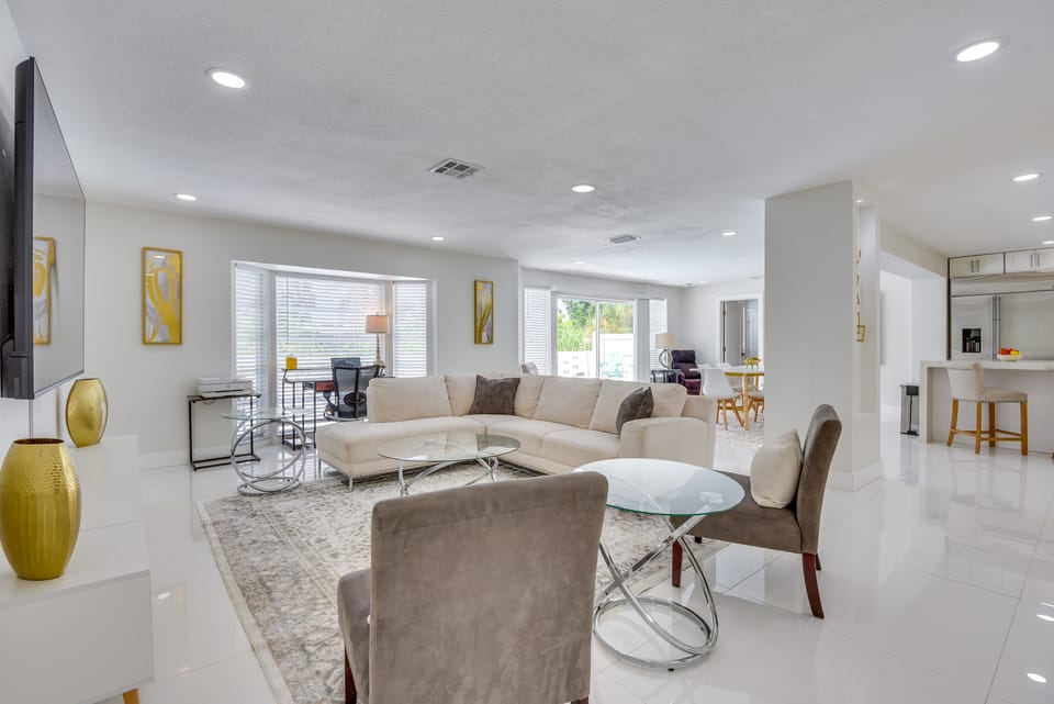 6 Mi to Siesta Beach! Extended Getaway w/ Pool House in Sarasota
