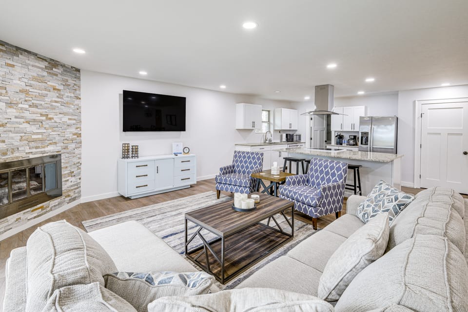 Lake-View Deck! Modern Greers Ferry Lake Retreat House in Greers Ferry Lake