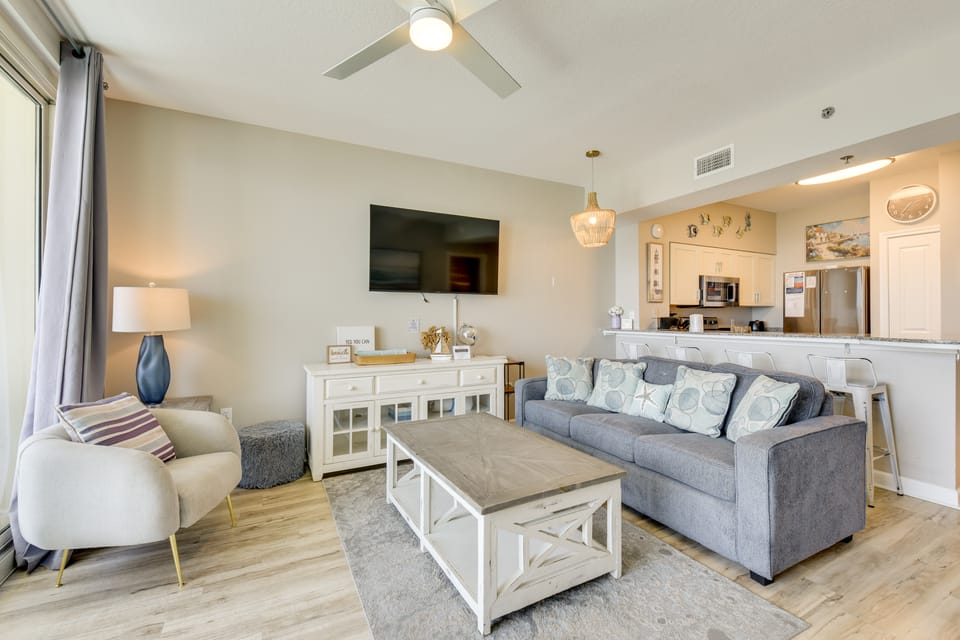 Beachfront Resort! Bright PCB Condo Apartment in Panama City Beach