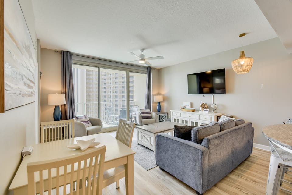 Beachfront Resort! Bright PCB Condo Apartment in Panama City Beach
