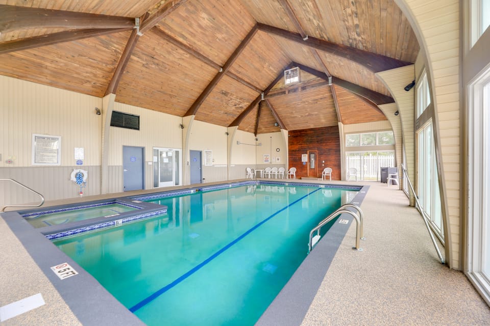 Blue Pelican River Oasis on the Neus! Walk to Pier Apartment in Fairfield Harbour