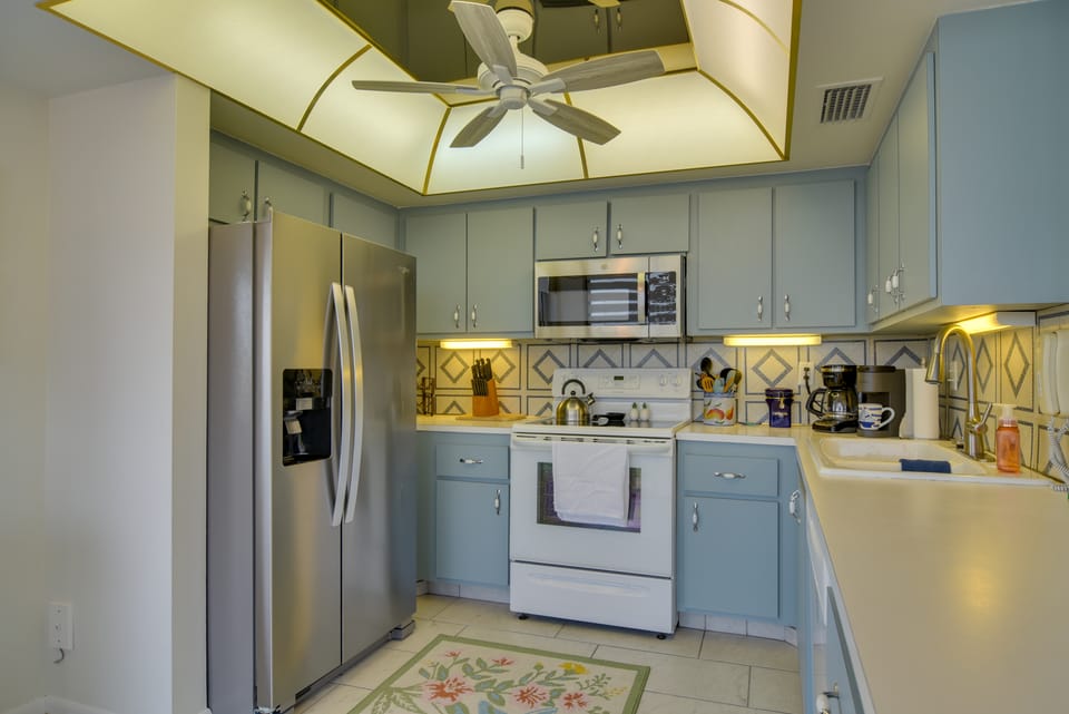 3 Mi to Beach! Extended St Pete Getaway w/ Pool Apartment in Isla del Sol
