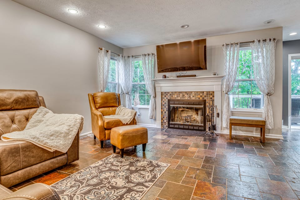 3 Mi to Indianapolis Speedway! Modern Home w/ Yard House in Indianapolis