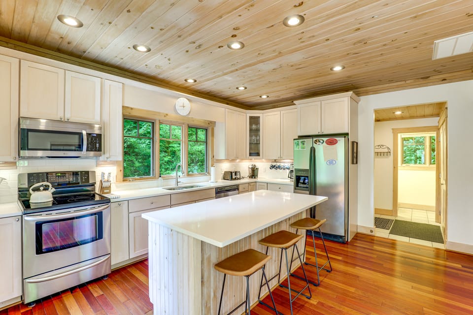 Spacious Home w/ Hot Tub & Views in Black Mountain House in Buncombe County