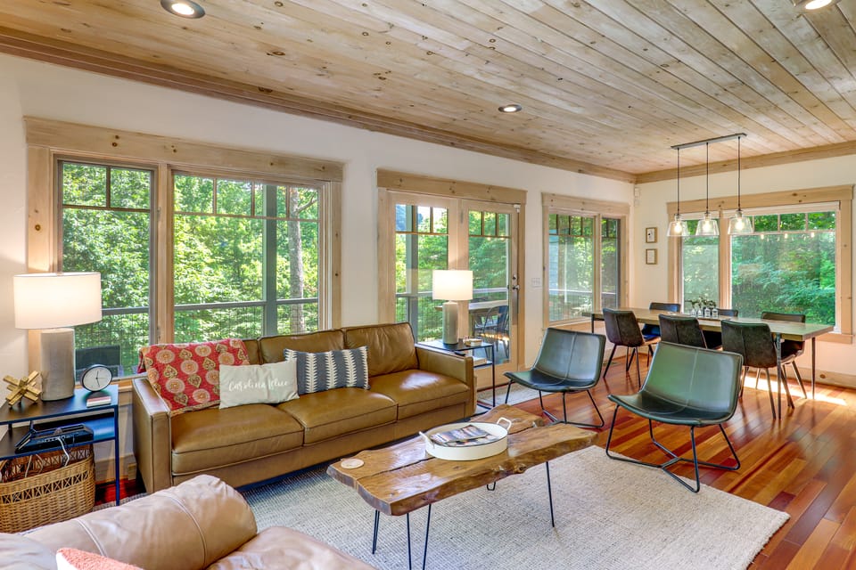 Spacious Home w/ Hot Tub & Views in Black Mountain House in Buncombe County
