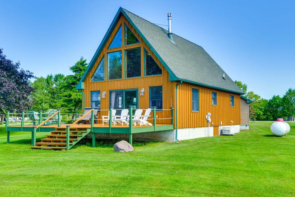 Scenic Bungalow on Lake Ontario: Steps to Marina! House in New York