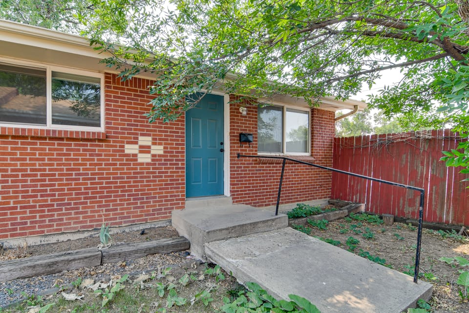12 Mi to Red Rocks, Dtwn Denver! Townhome w/ Patio Apartment in Arvada