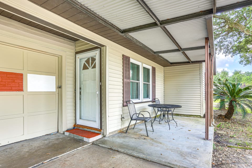 4 Mi to Sabine River! Extended Escape w/ Yard House in Texas