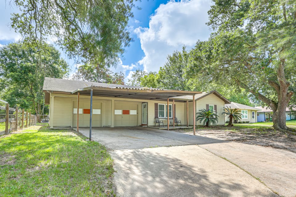 4 Mi to Sabine River! Extended Escape w/ Yard House in Texas