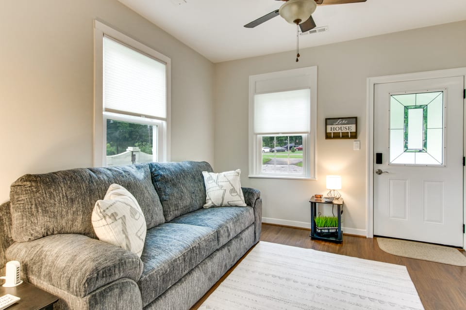 Cedar Pines Lake Views! Charming Waterfront Home House in South Carolina