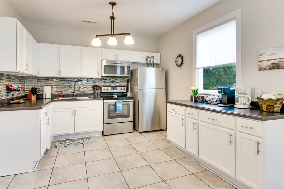 Cedar Pines Lake Views! Charming Waterfront Home House in South Carolina