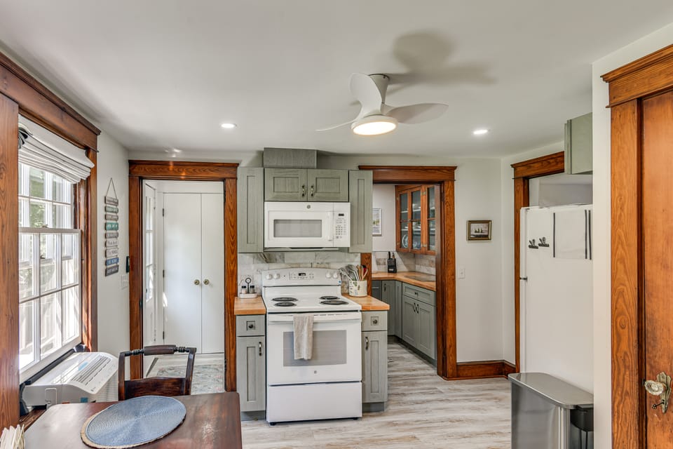 Serene Coastal Getaway: 2 Mi to Newport & Beaches House in Newport