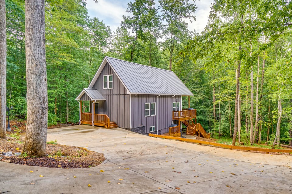 Cabin Retreat w/ Hot Tub Near Downtown Helen! House in Helen