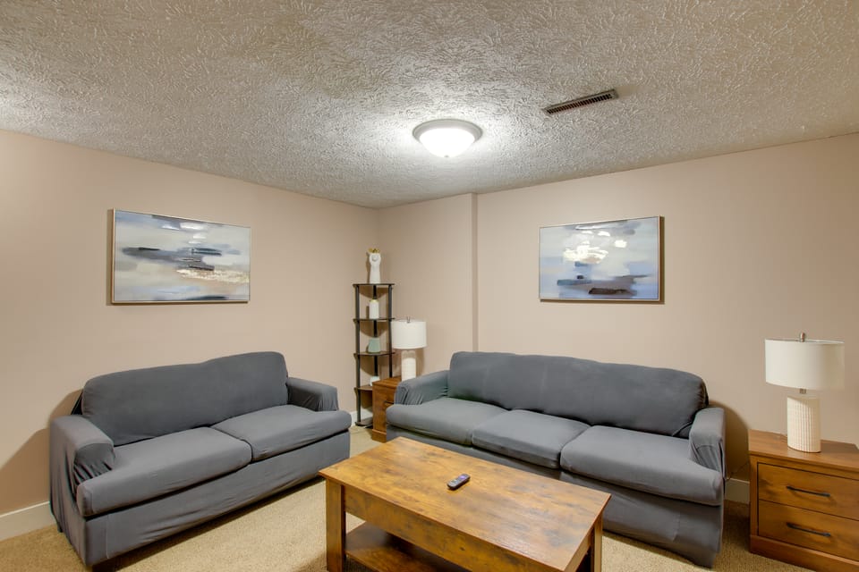 5 Mi to Downtown Davenport! Townhome w/ Patio Apartment in Davenport