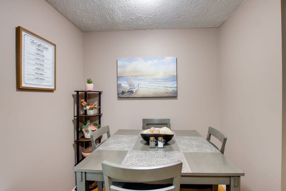 5 Mi to Downtown Davenport! Townhome w/ Patio Apartment in Davenport