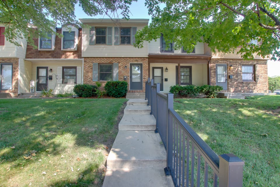 5 Mi to Downtown Davenport! Townhome w/ Patio Apartment in Davenport